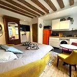 Mytripinparis - Fully renovated studio historical Paris